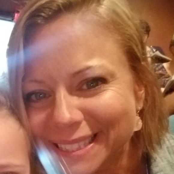 Profile Picture of Annette Friesner (@ams423) on Poshmark