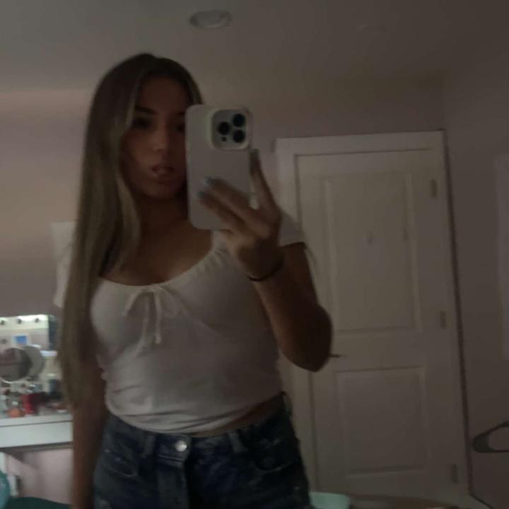 Profile Picture of alex (@alexandramonell) on Tiktok