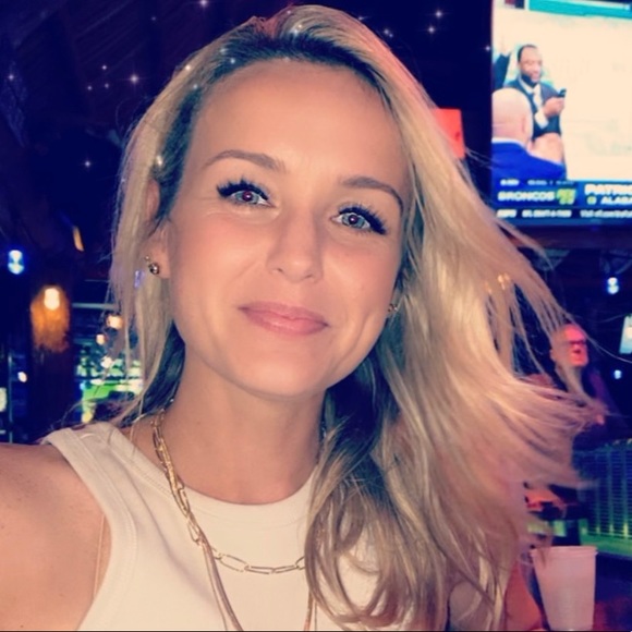 Profile Picture of Samantha Hack (@samhack88) on Poshmark