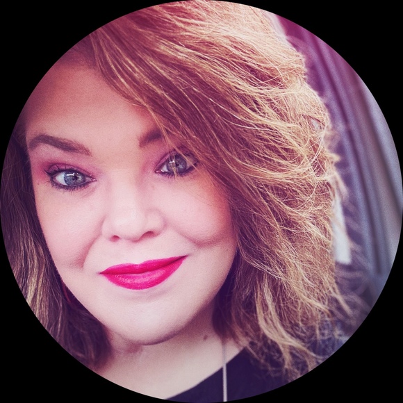 Profile Picture of Angie Klinker (@adk90) on Poshmark