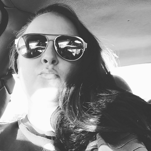 Profile Picture of Danielle Farmer (@snoog3r90) on Poshmark
