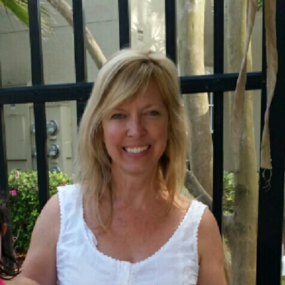 Profile Picture of Donna Evans (@firstcoastd) on Poshmark