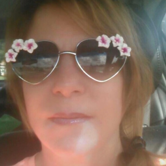 Profile Picture of Kelli Webb (@kelliwebb85) on Poshmark