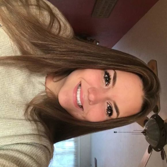 Profile Picture of Leah Crosby (@leah_crosby) on Poshmark