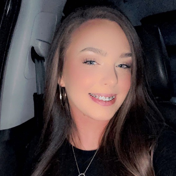 Profile Picture of Savannah Hodge (@savhodge) on Poshmark