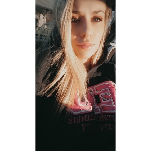 Profile Picture of Miranda Mckerrow (@mirandamckerrow) on Poshmark