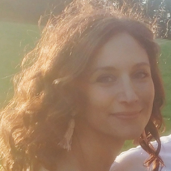 Profile Picture of Emily Yahr (@eyahr) on Poshmark