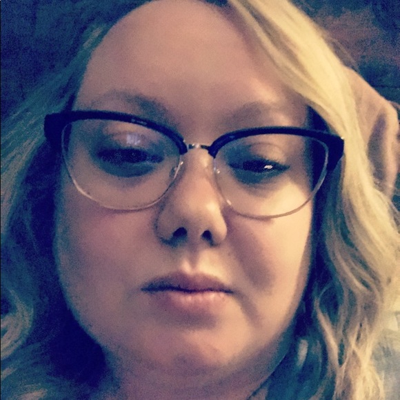 Profile Picture of Roxanne Rezac (@roxyhr) on Poshmark
