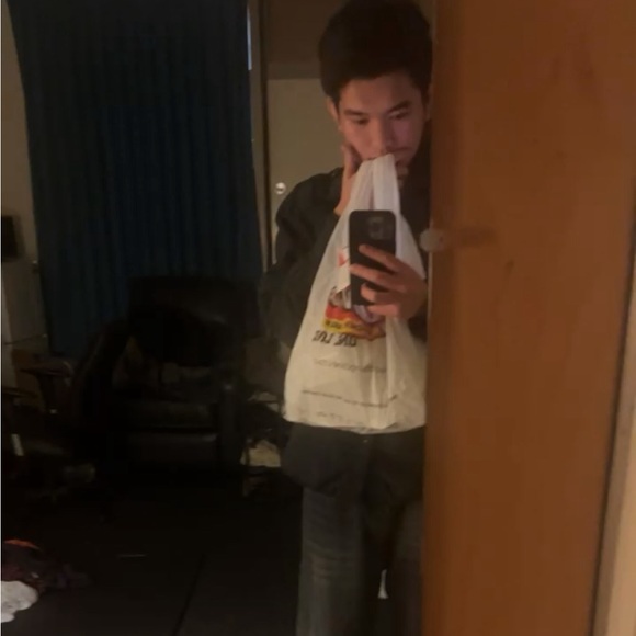 Profile Picture of Thomas Lam (@thomasnugyen12) on Poshmark