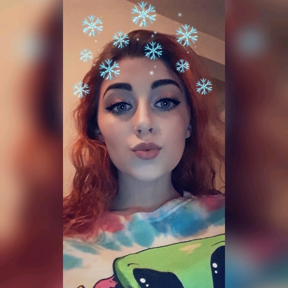 Profile Picture of Stephaney Glatt (@stephsmooth) on Poshmark