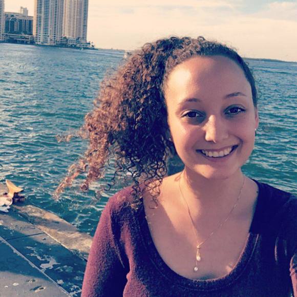 Profile Picture of Bruna Calegari (@brucalegari) on Poshmark