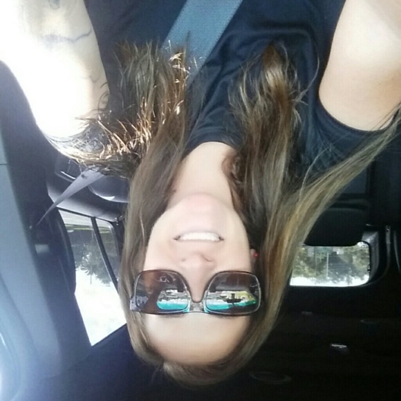 Profile Picture of Danielle Perrotti (@dkperrotti) on Poshmark