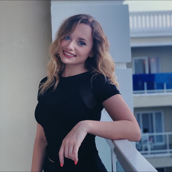 Profile Picture of Rachel Antonovsky (@rachanton) on Poshmark