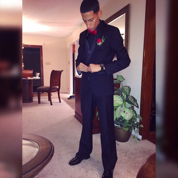 Profile Picture of Roberto Alicea (@berto28) on Poshmark