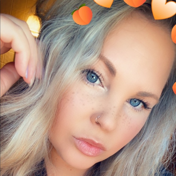 Profile Picture of Ashley Husarik (@ashleyhusarik) on Poshmark