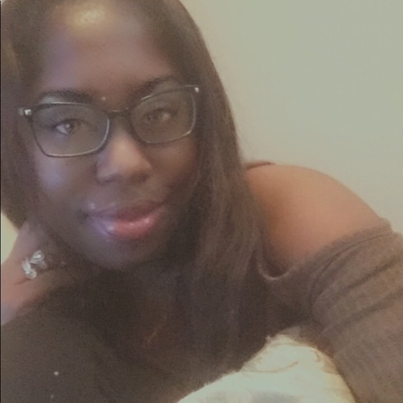 Profile Picture of Latoya Hoyle (@latoyah93) on Poshmark