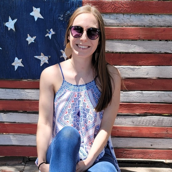 Profile Picture of Elyse Pozniak (@ellbelll_) on Poshmark