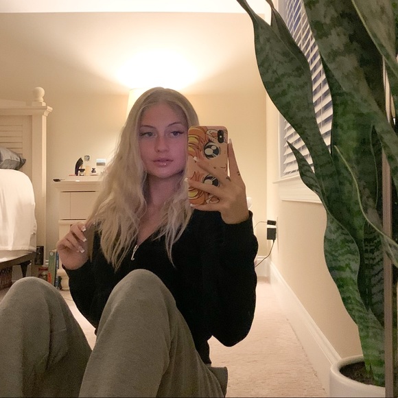 Profile Picture of Alexis Paulinski (@lexipaulinski) on Poshmark