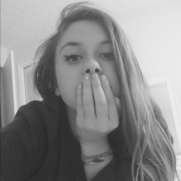 Profile Picture of Halley Moore (@halleyhi) on Poshmark