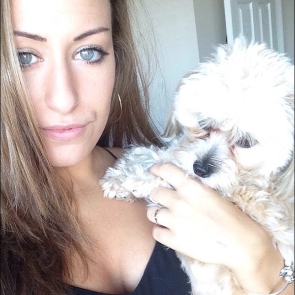 Profile Picture of Emily Andrews (@emdove) on Poshmark