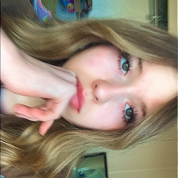 Profile Picture of Kendyll Versluis (@kendyllv_) on Poshmark