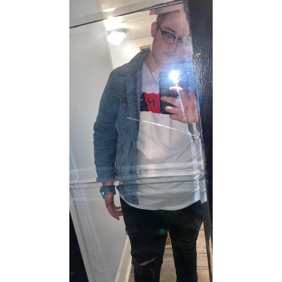 Profile Picture of Alex Sampson (@alex4257) on Poshmark