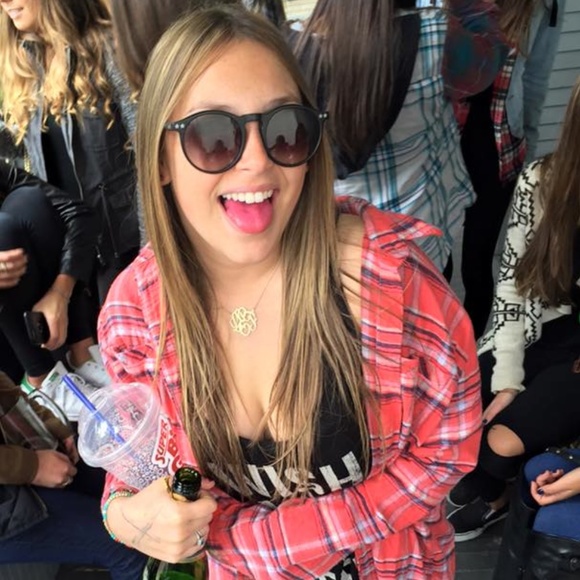 Profile Picture of Lauren Endlich (@laurentay18) on Poshmark