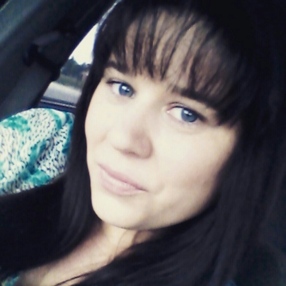 Profile Picture of Carley Tredway (@carley83) on Poshmark