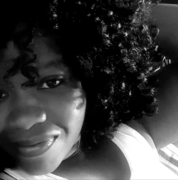 Profile Picture of Raeschel Mullins (@raeschelmullins) on Poshmark