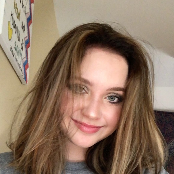 Profile Picture of Alora Simpkins (@alorasimpkins) on Poshmark