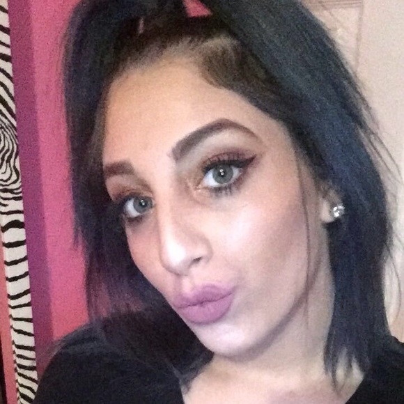 Profile Picture of Miranda Musitanoo (@xmnmx9) on Poshmark