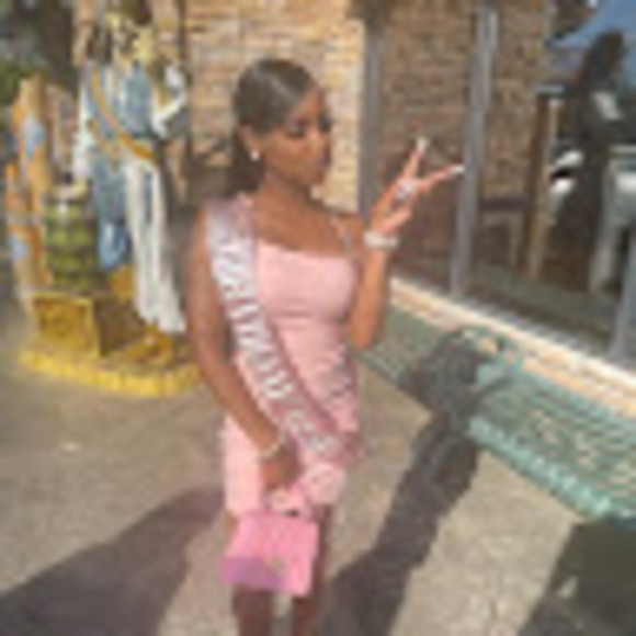 Profile Picture of Li monai ‘ Hogan (@liyahmonaii) on Poshmark