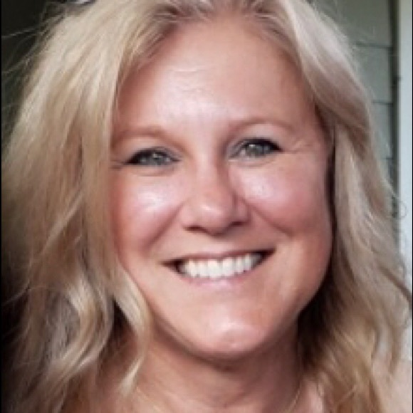 Profile Picture of Lorie Thacker (@loriethacker) on Poshmark