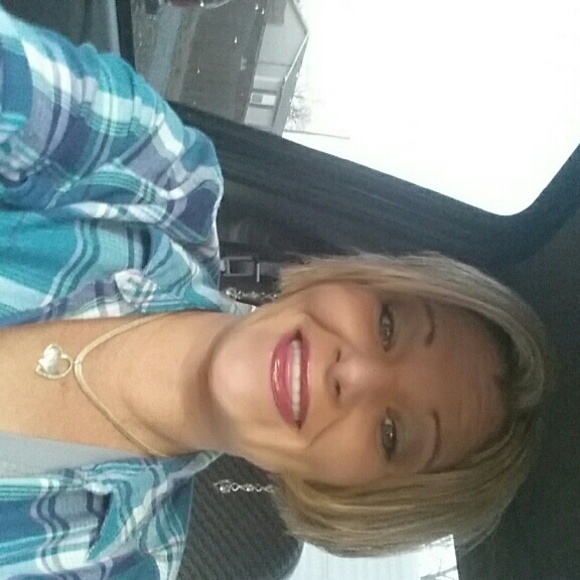 Profile Picture of Amy Teffeteller (@amyteffeteller) on Poshmark