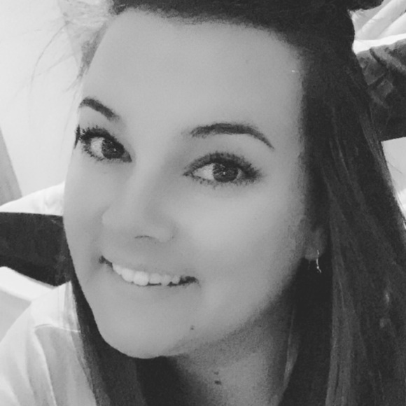 Profile Picture of Samantha Rivers (@sbuck3688) on Poshmark