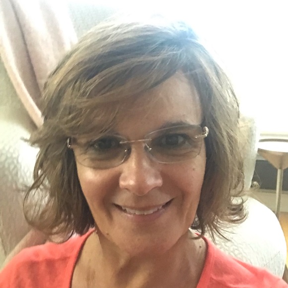 Profile Picture of Lynne Derolf (@lderolf) on Poshmark