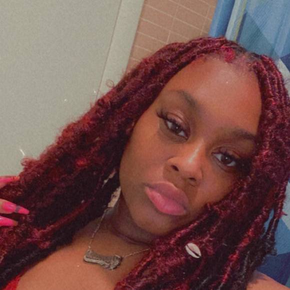 Profile Picture of Mahriee Curney (@mahrieec) on Poshmark