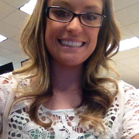 Profile Picture of Amanda Thompson (@mandyjean11) on Poshmark