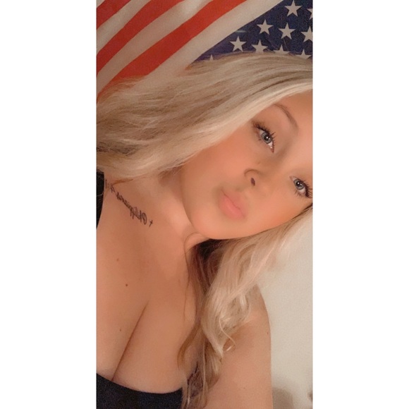 Profile Picture of Danielle Link (@dlink3446) on Poshmark