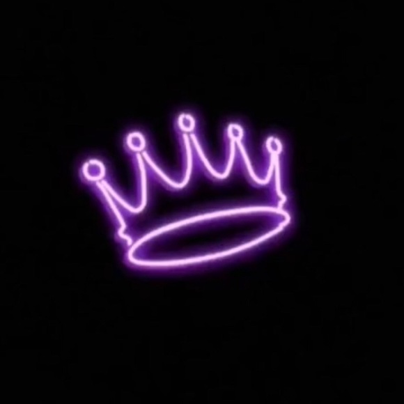 Profile Picture of Adriano Shirley (@adrianoshirley) on Poshmark