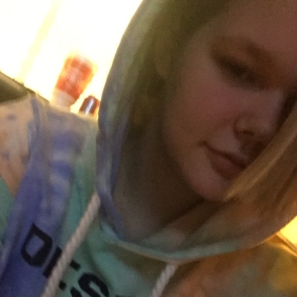 Profile Picture of Paige Hanebutt (@paige_lynn_14) on Poshmark