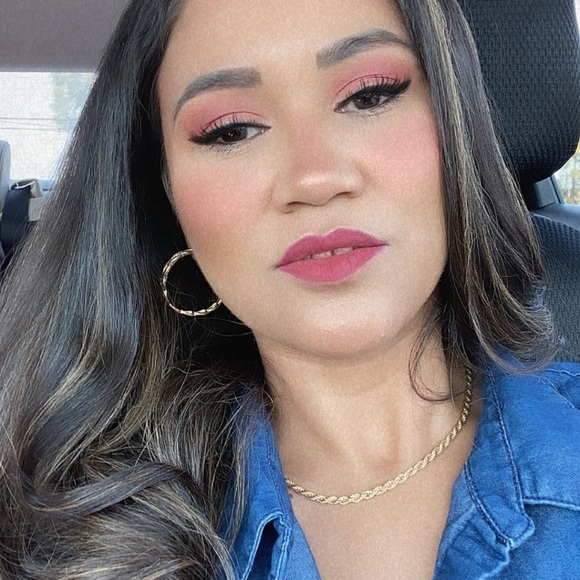 Profile Picture of Simone Barros (@simonebarrosk) on Poshmark