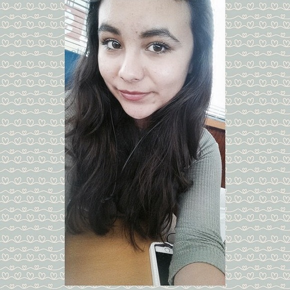 Profile Picture of Daniela Gomez (@danielabella24) on Poshmark