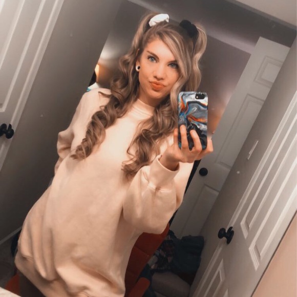 Profile Picture of Kelly Gentile (@kellzgentile) on Poshmark