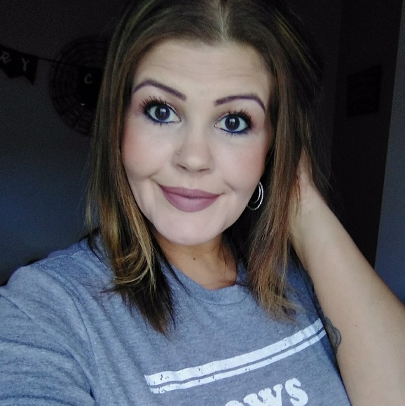 Profile Picture of Stephanie Sorlie (@stephaniesorlie) on Poshmark