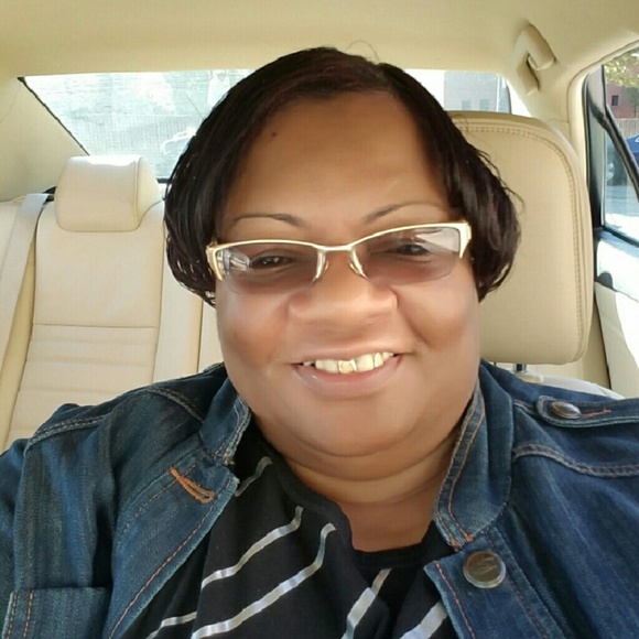 Profile Picture of Sandra Moses (@grateful52) on Poshmark