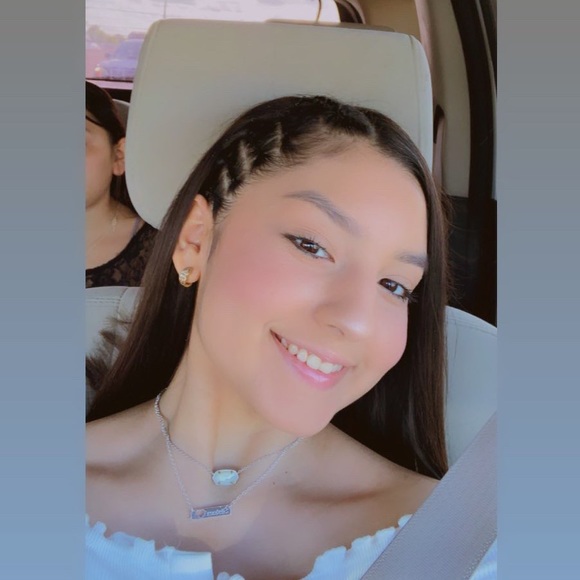 Daniela Ontiveros - Poshmark Profile Picture of Daniela Ontiveros (@danielaonti14) on Poshmark