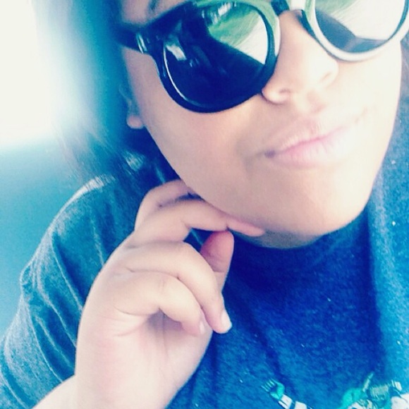 Profile Picture of Emily Taylor (@emilytaylor2018) on Poshmark