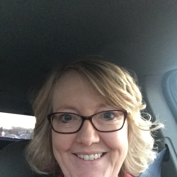 Profile Picture of Laura Kern (@laurakern402) on Poshmark