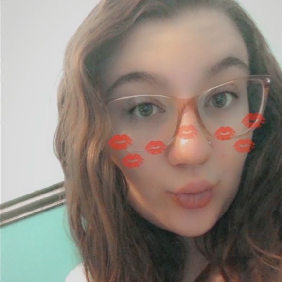 Profile Picture of Mckyeli Maddock (@emcee1998) on Poshmark